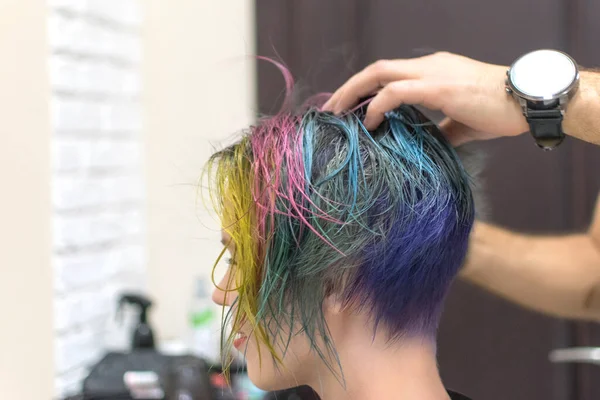 Woman Done Coloring Her Head Blue Hairdresser Salon Change Image — Stock Photo, Image