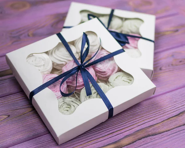 Marshmallow Zephyr Gift Box Wooden Background Sweet Gift — Stock Photo, Image