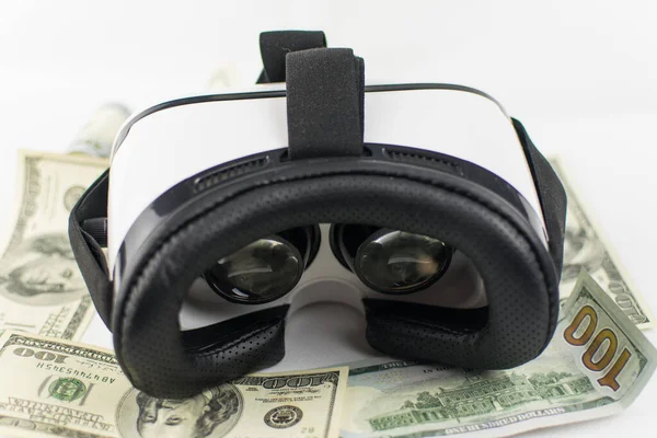 虚拟的现实眼镜和白色背景的钱虚拟货币的概念 — 图库照片