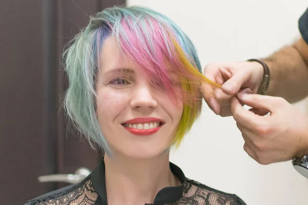 Kobieta Uśmiecha Się Wykonane Farbowanie Włosów Różnych Kolorach Salonie Fryzjerskim — Zdjęcie stockowe