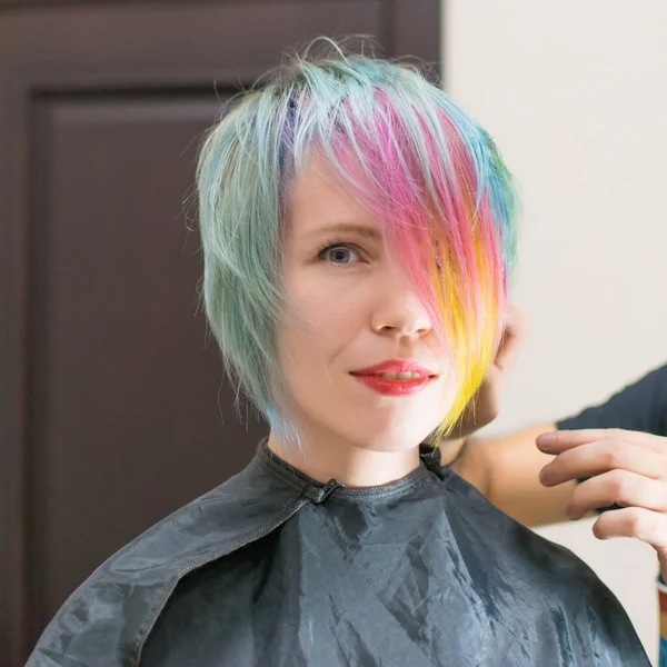 Kobieta Uśmiecha Się Wykonane Farbowanie Włosów Różnych Kolorach Salonie Fryzjerskim — Zdjęcie stockowe