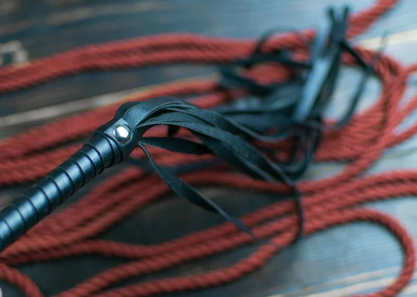 Korbács Kötözéshez Kötél Sötét Háttérhez Tartozékok Szexuális Játékokhoz — Stock Fotó