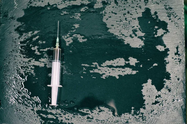 Syringe Dark Liquid Dark Wet Background — Stock Photo, Image