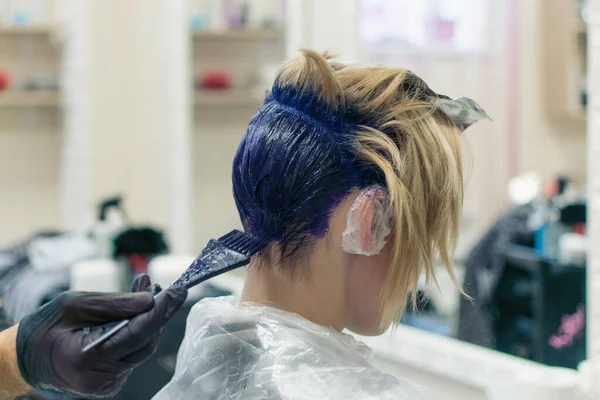 Kobieta Farbowała Włosy Niebiesko Fryzjera Kreatywna Fryzura Zmienić Wizerunek Kobiety — Zdjęcie stockowe