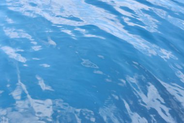 Deniz suyunun mavi yüzeyinden, okyanustan. Suyu yumuşat..