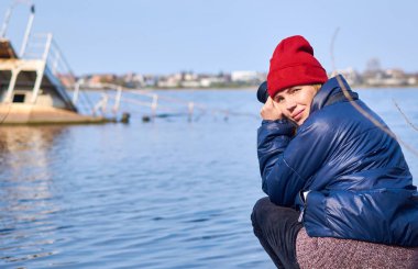 Nehir kıyısında kamerası olan bir kadın..