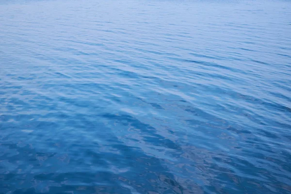 Deniz suyunun mavi yüzeyinden, okyanustan. Suyu yumuşat..