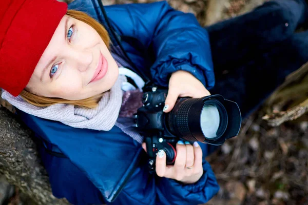 Fotografka Cestovatelka Sedící Skalách Kamerou — Stock fotografie