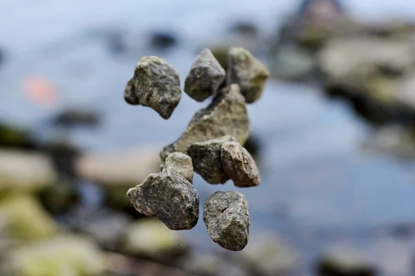 Havada asılı duran, taşları havaya kaldıran.