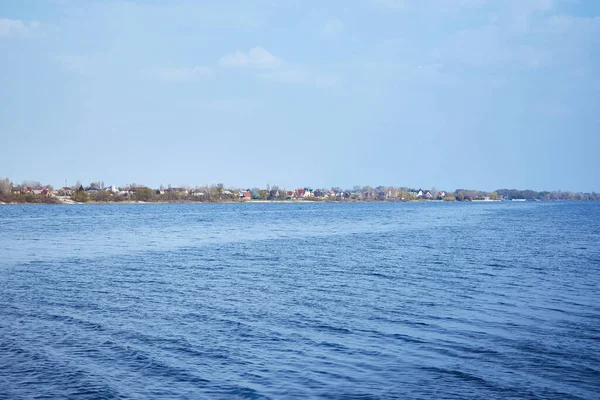 Простор Речной Воды Домами Берегу — стоковое фото