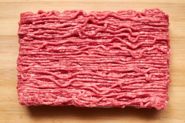 Ahşap bir arka planda kıyma..