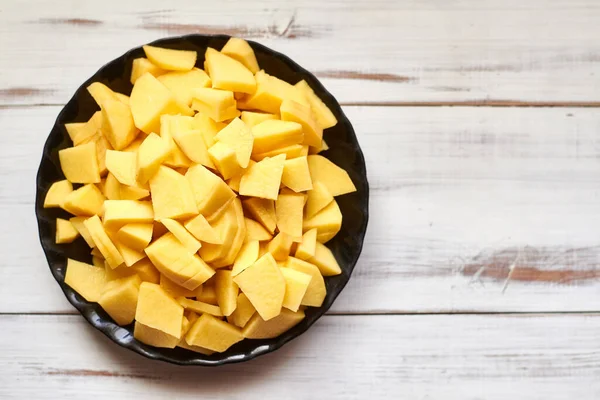 Geschilde Rauwe Aardappelen Een Houten Plank Groenten Klaarmaken Voor Het — Stockfoto