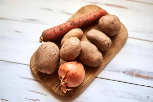 Batatas Cruas Cenouras Cebolas Fundo Madeira — Fotografia de Stock