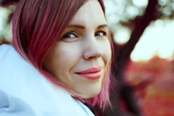Жінка Середнього Віку Фіолетовим Волоссям Посміхається — стокове фото