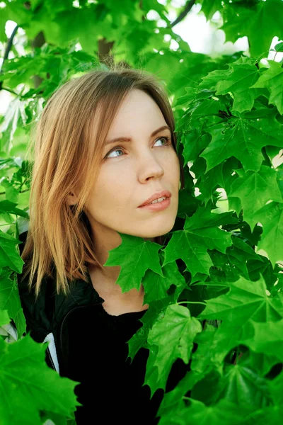 Vrouw Van Middelbare Leeftijd Een Groene Boom — Stockfoto