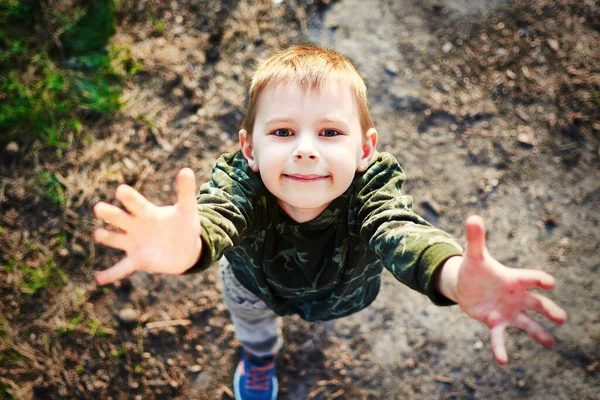 Niño Pequeño Mira Desde Abajo Hacia Arriba Parque — Foto de Stock