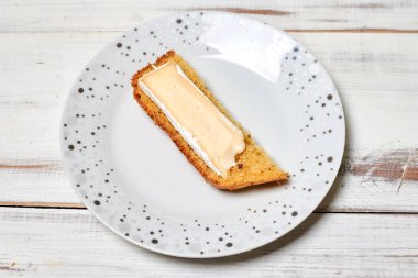 Tahta bir zeminde peynirli ekmek..