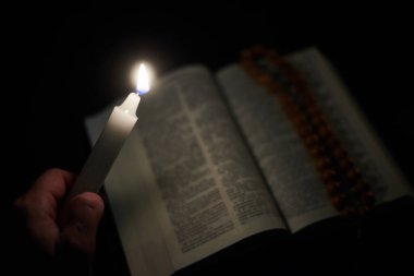 Yakıcı mum ve İncil, kitap. Tanrı 'ya, Hristiyanlığa, dine inanç kavramı.