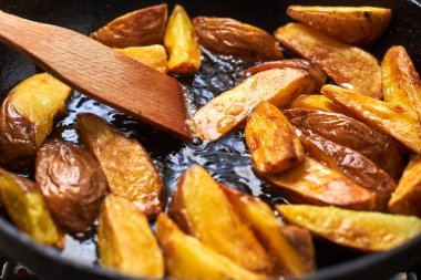 Tavada yağda kızartılmış patates. Kaba bir şekilde patates pişirmek..