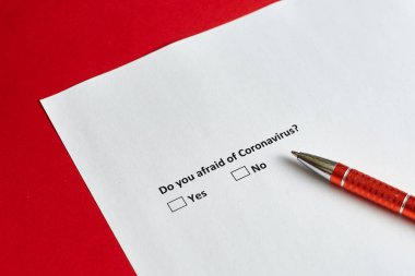 Coronavirus 'tan korkuyor musun? Kağıt üzerinde seçenekleri olan bir soru. Evet ve hayır.