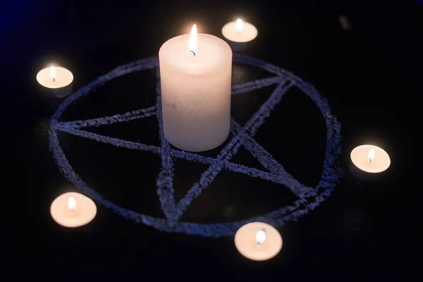 Pentagram Yanan Mumlar Satanizmin Sihirli Ayini Ruhların Yakarışı Ruhsal Oturumlar — Stok fotoğraf