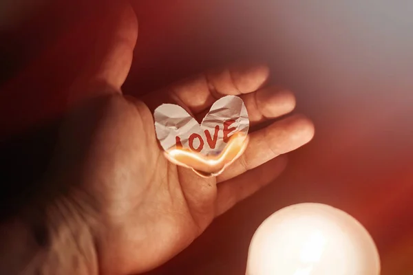 Καμένη Καρδιά Στα Χέρια Έννοια Του Πάθους Της Δυστυχισμένης Αγάπης — Φωτογραφία Αρχείου