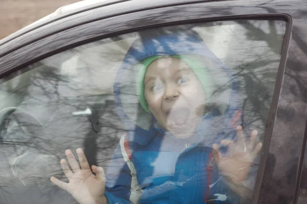 Kleiner Junge Schreit Hinter Autoscheibe — Stockfoto