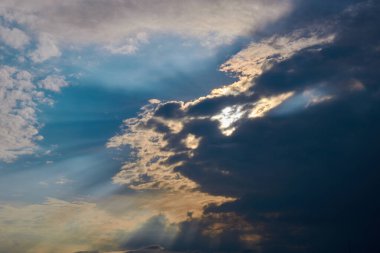 Güneş ışınları kara bulutları delip geçiyor 