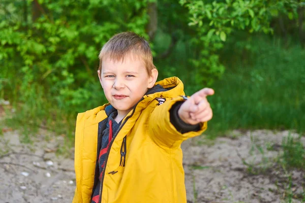 Ceketli Çocuk Parktaki Eli Ile Yönü Gösteriyor — Stok fotoğraf