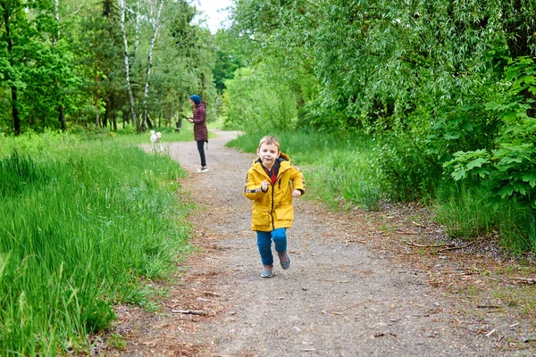 Ένα Αγόρι Τρέχει Στο Δρόμο Στο Πάρκο — Φωτογραφία Αρχείου