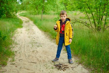 Çocuk parkta peynirli ekmek yiyor..