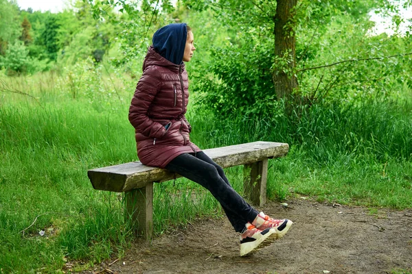 Одинокая Женщина Сидит Скамейке Парке — стоковое фото