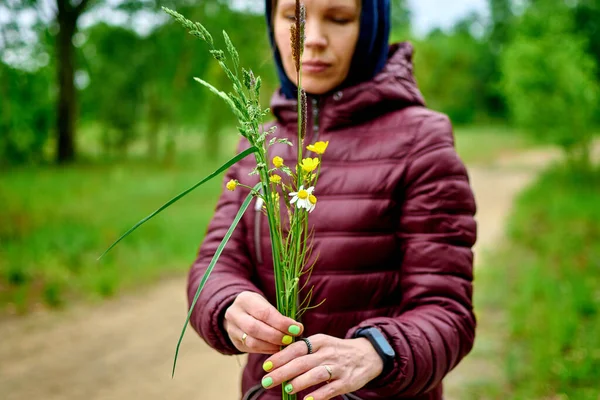 Mulher Segura Flor Selvagem Sua Mão Fundo Verde — Fotografia de Stock