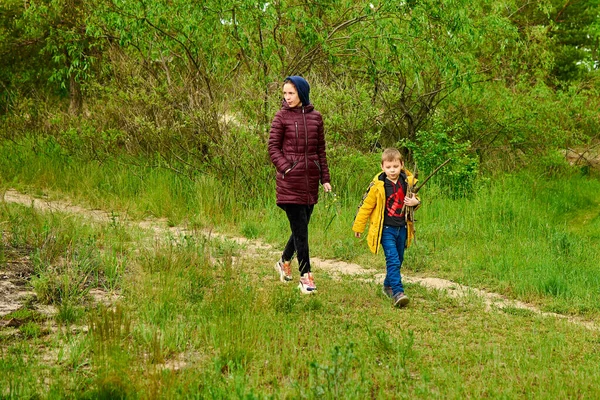 Mam Zoon Lopen Langs Weg Het Park — Stockfoto