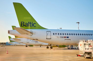 Riga, Letonya - Şubat 06, 2020: Şehir havaalanında Baltık uçağı.