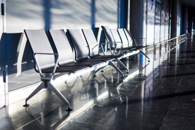 Riga, Letonya - Şubat 06, 2020: havaalanı binasında bekleme koltukları.