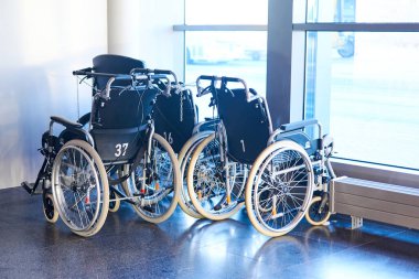 Riga, Letonya - Şubat 06, 2020: Havaalanı binasında bir sıra tekerlekli sandalye.