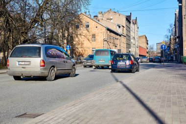 Riga, Letonya - Şubat 06, 2020: Arabalar şehir caddesinde bir yolda ilerliyor.
