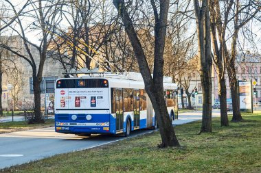 Riga, Letonya - Şubat 06, 2020: Şehir caddesinde otobüs.
