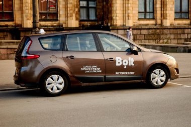 Riga, Letonya - 07 Şubat 2020: Şehir caddesinde bir taksi sürgüsü.