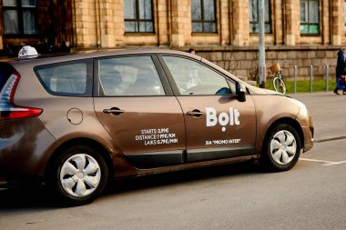 Riga, Letonya - 07 Şubat 2020: Şehir caddesinde bir taksi sürgüsü.