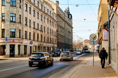 Riga, Letonya - Şubat 06, 2020: Arabalar şehir caddesinde bir yolda ilerliyor.