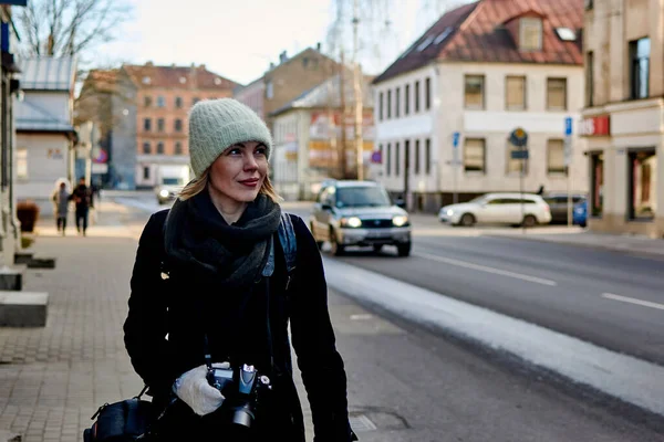 Žena Cestovatel Kabátě Chůze Kamerou Podél Městské Ulice — Stock fotografie