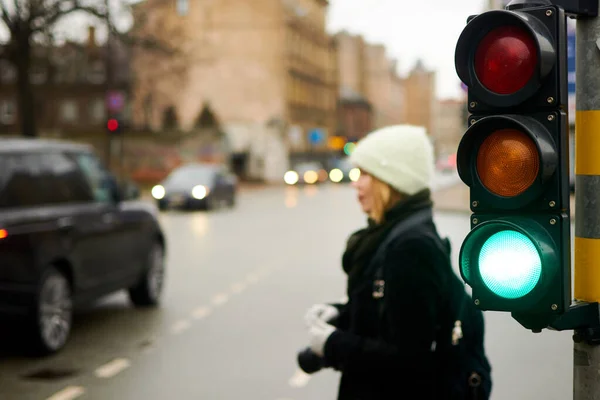Semáforo Verde Una Calle Ciudad Una Mujer Está Esperando Cruce — Foto de Stock