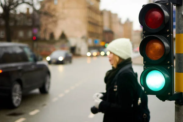 Semáforo Verde Numa Rua Cidade Uma Mulher Está Esperando Uma — Fotografia de Stock