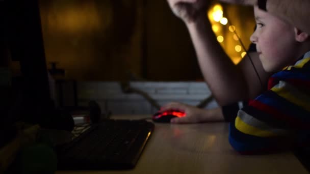 爸爸在一间黑暗的房间教儿子玩电脑 — 图库视频影像