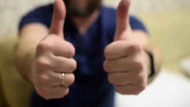 Ένας Άντρας Κουνάει Χέρια Του Και Δείχνει Μια Χειρονομία Σύκου — Αρχείο Βίντεο