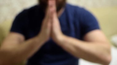 Bir adam elleriyle onay işareti gösterir..