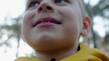 Kirli yüzlü ve dişleri dökülen bir çocuk..