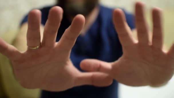 Een Man Zwaait Met Zijn Handen Angst — Stockvideo